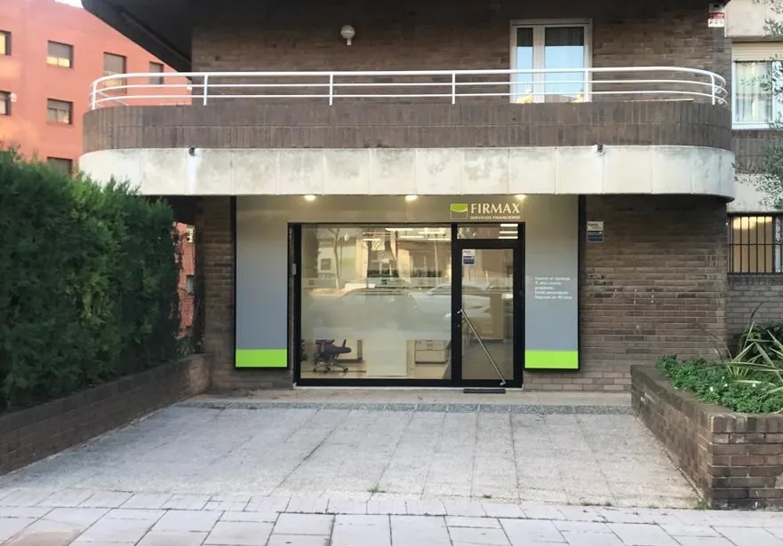 Façana de l’oficina de Firmax Servicios Financieros a la Rambla President Francesc Macià, 10, de Tarragona