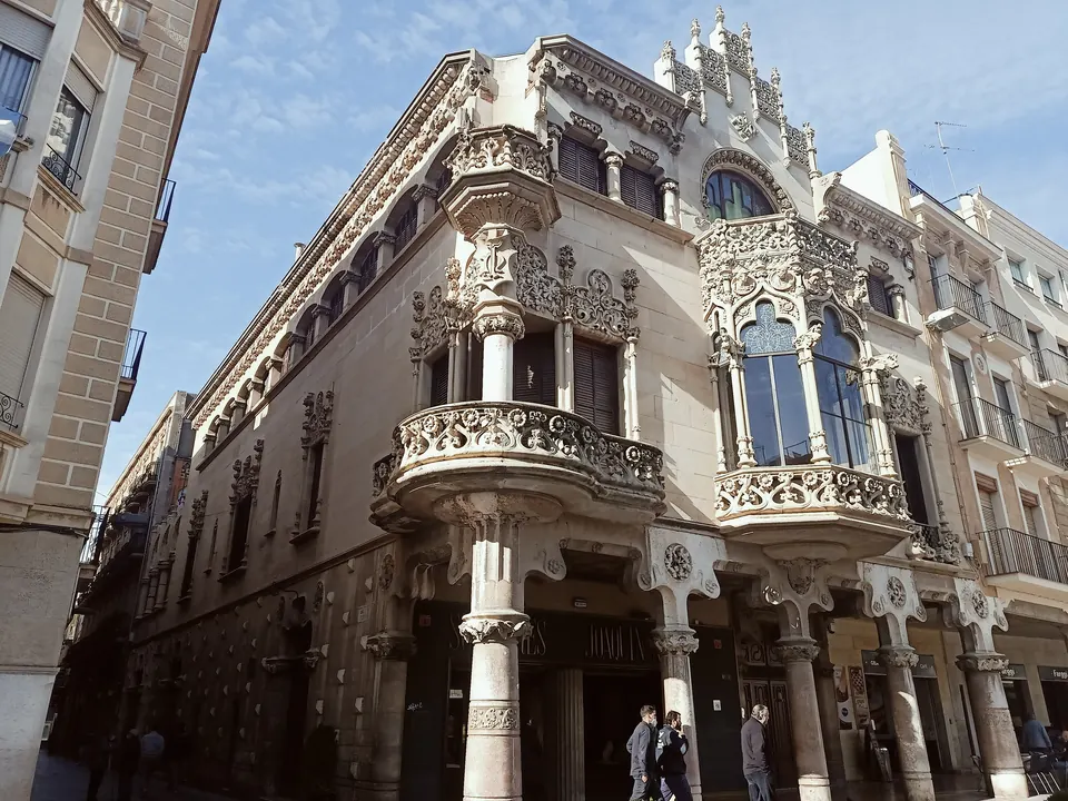 Casa Navàs de Reus, edifici modernista amb balcons de pedra tallada, vista des de la plaça del Mercadal
