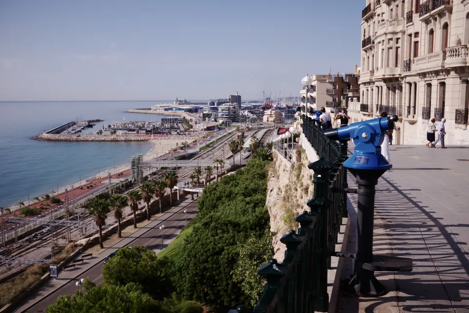 Balcó del Mediterrani de Tarragona amb un telescopi blau, el mar i el port esportiu al fons