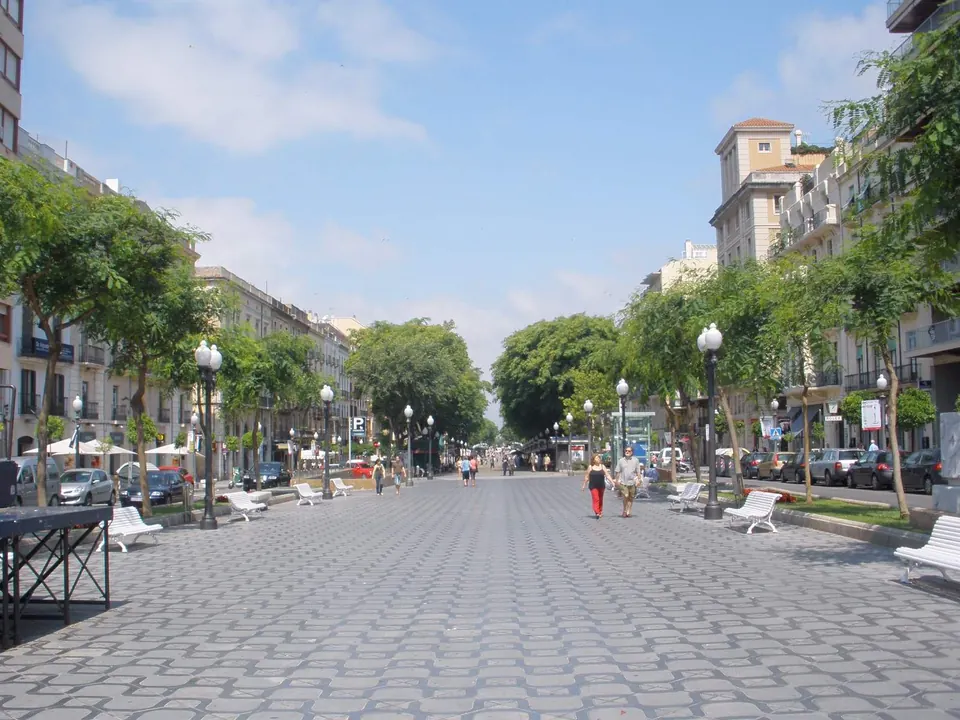 Rambla Nova de Tarragona, passeig de vianants amb arbres i edificis a banda i banda sota un cel blau